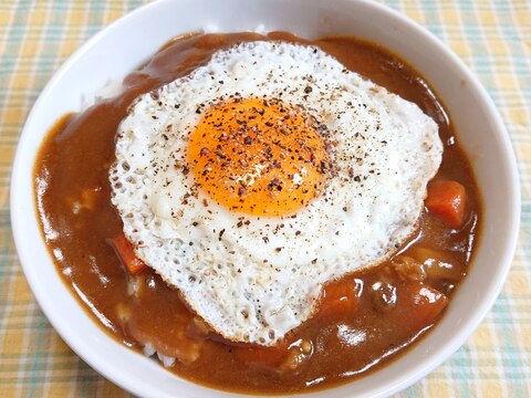 レトルトで☆目玉焼きカレー丼